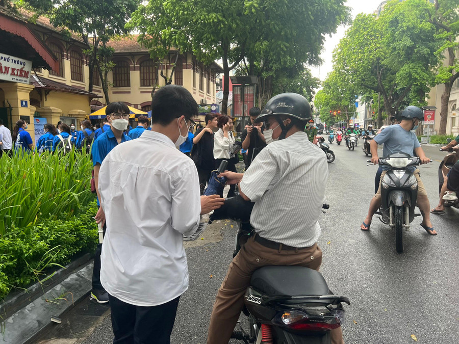 Đưa cho con cái ô...