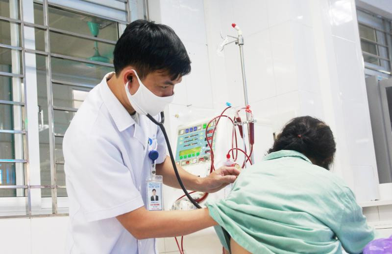 Bác sĩ CKI Bạch Vân Đông, Trưởng khoa Thận lọc máu, Bệnh viện Bãi Cháy khám bệnh cho bệnh nhân.