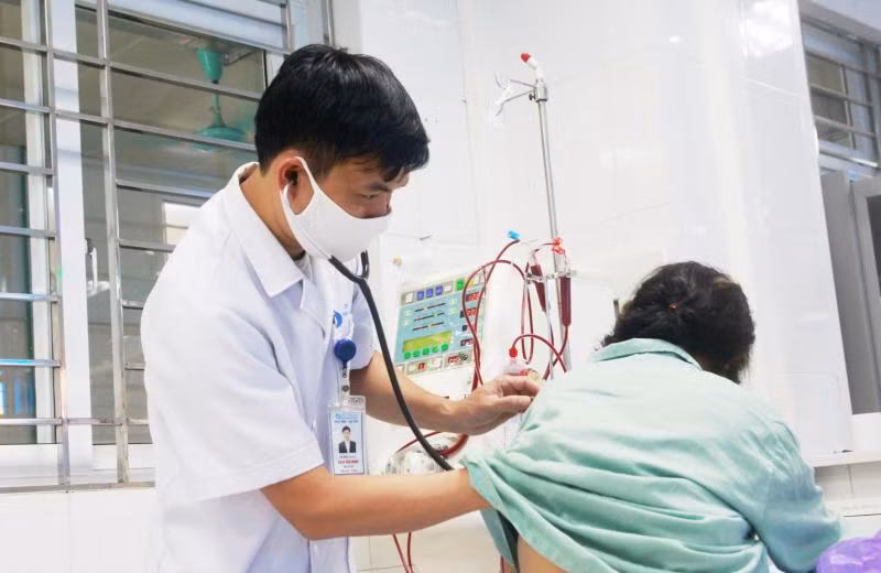Bác sĩ CKI Bạch Vân Đông, Trưởng khoa Thận lọc máu, Bệnh viện Bãi Cháy khám bệnh cho bệnh nhân.