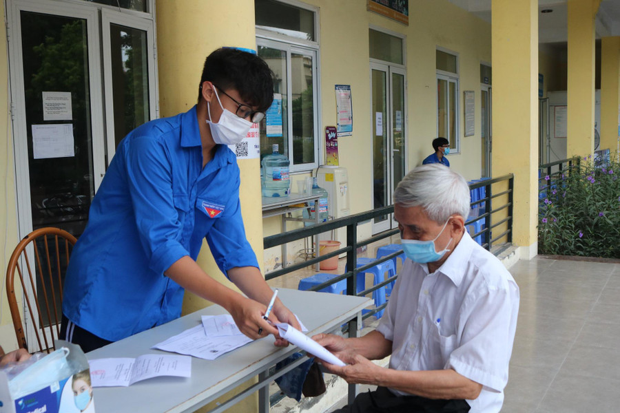 Bàn khám tư vấn cho đối tượng chính sách.