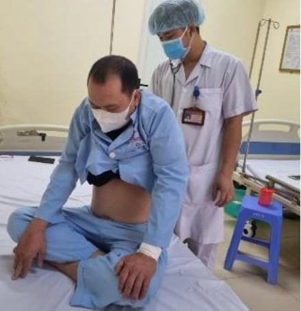 Ts.Bs Nguyễn Văn Tình, Trưởng khoa HSCC khám cho bệnh nhân N.H.H.A.