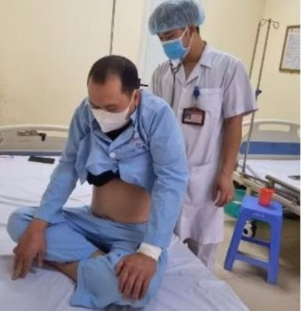 Ts.Bs Nguyễn Văn Tình, Trưởng khoa HSCC khám cho bệnh nhân N.H.H.A.