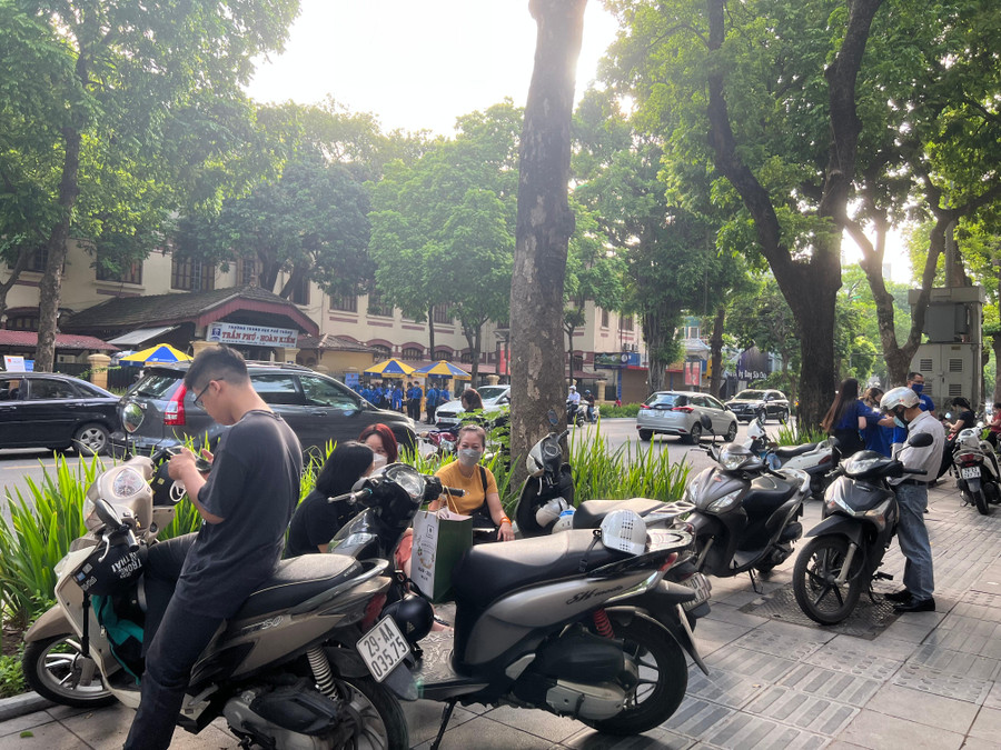 Phụ huynh trao đổi rôm rả về kỳ thi năm nay.