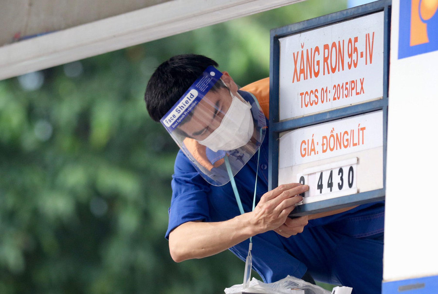 Công điện của Thủ tướng Chính phủ yêu cầu kiểm soát giá hàng hóa, dịch vụ sau khi giá xăng dầu giảm mạnh. Ảnh minh họa.