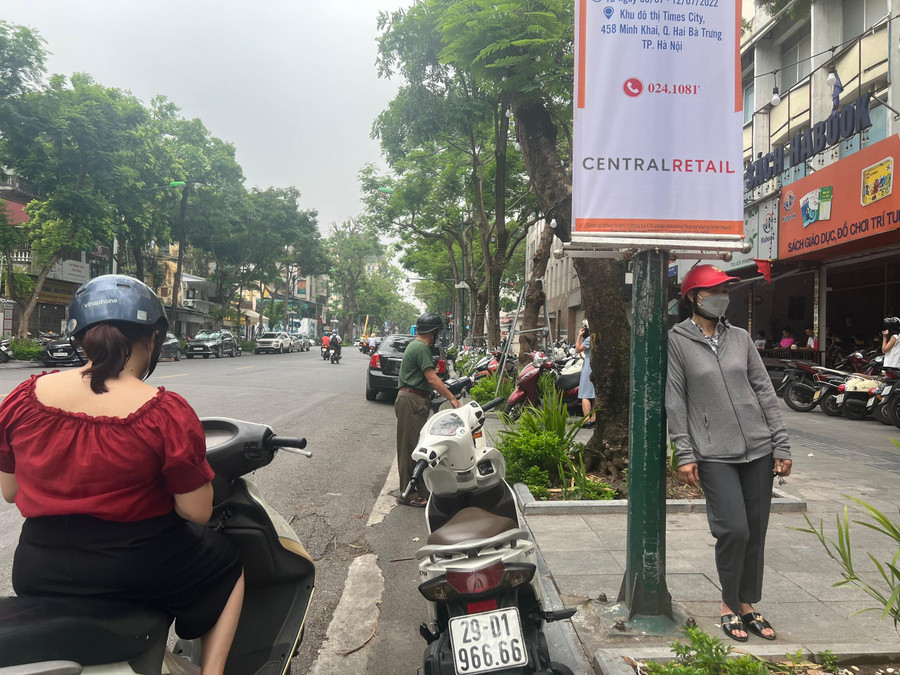 Khu vực xung quanh cổng trường vắng vẻ, không còn tình trạng phụ huynh tụ tập đông người đứng chờ con thi như các năm trước để đảm bảo an toàn phòng dịch.