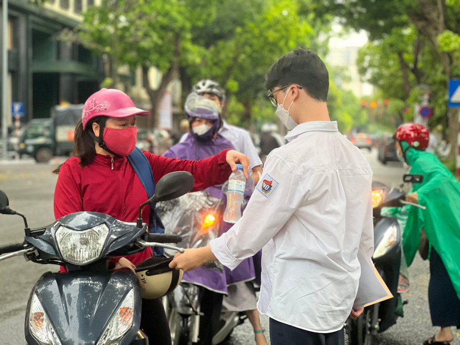 Lo cho con từng chai nước...