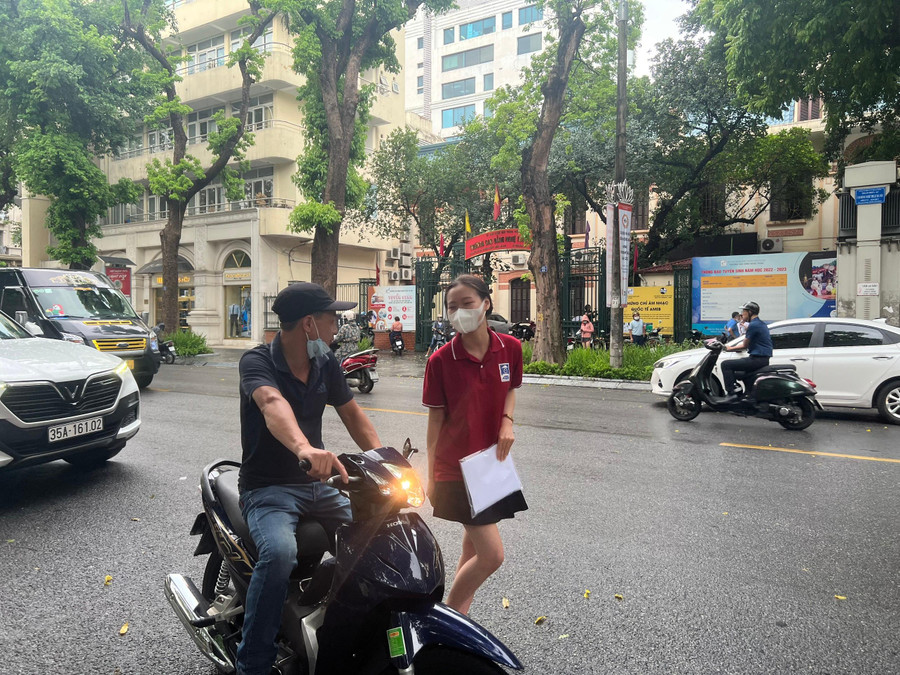 Những câu động viên vui vẻ, những cái ôm, hôn... của bố mẹ chính là &apos;vũ khí&apos; tinh thần tiếp thêm sức mạnh giúp thí sinh tự tin &apos;vượt vũ môn&apos;.