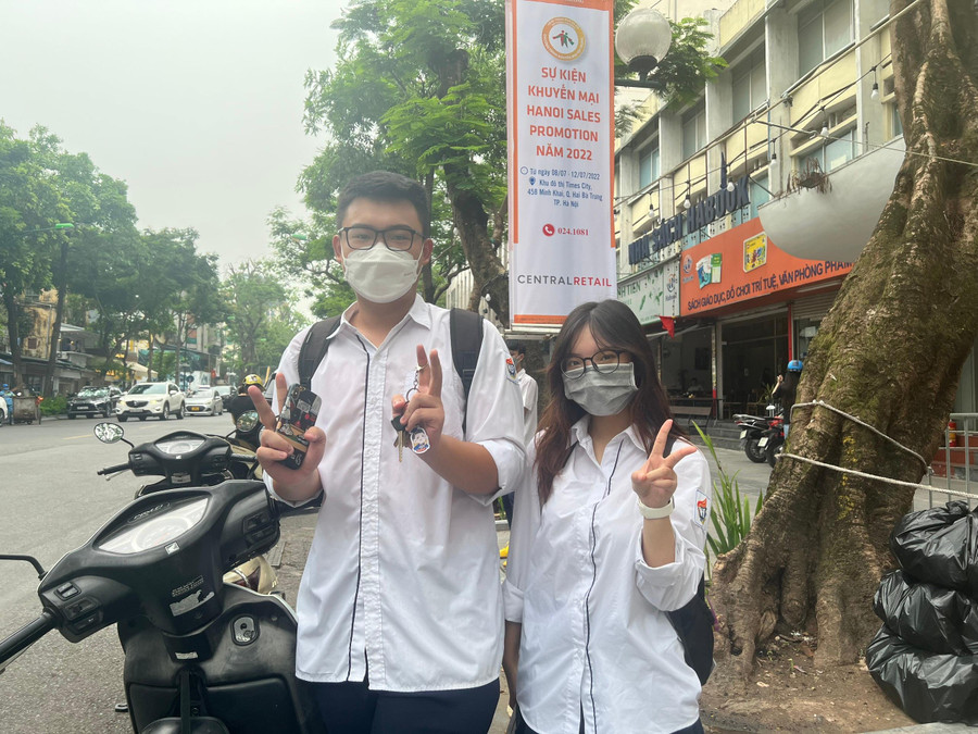 Thí sinh thuận lợi đến điểm thi làm thủ tục dự thi.