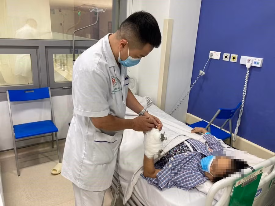 Điều dưỡng viên chăm sóc vết thương cho người bệnh bị biến chứng bàn tay do sử dụng tiêm thuốc giảm đau trong điều trị đau khớp. Nguồn: BV.