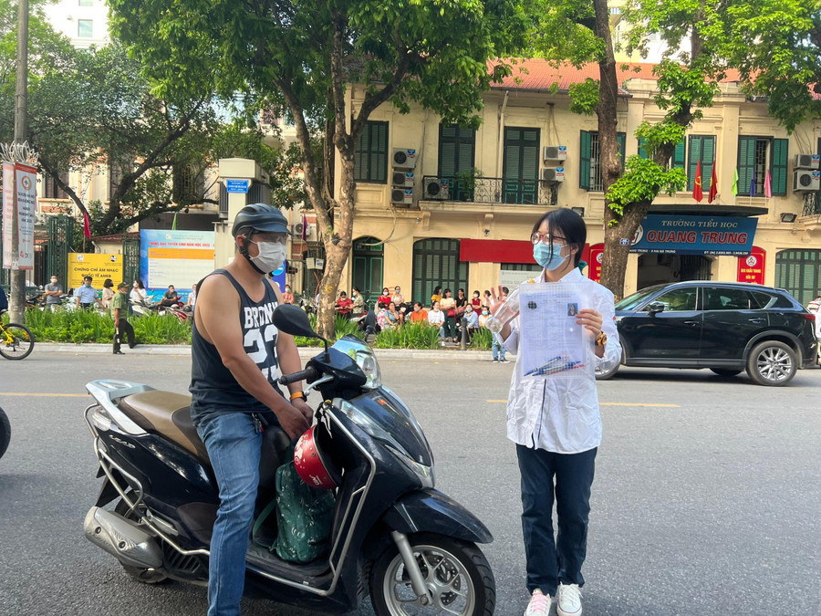 Thí sinh vui vẻ chào người nhà trước khi bước vào điểm thi môn Tiếng Anh. Thí sinh vui vẻ chào người nhà trước khi bước vào điểm thi môn Tiếng Anh.