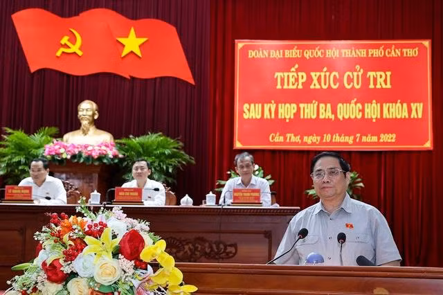 Thủ tướng yêu cầu cần tiếp tục thực hiện nghiêm các biện pháp phòng chống dịch, đặc biệt là tiêm chủng vaccine cho các đối tượng theo chỉ định. Ảnh: VGP/Nhật Bắc