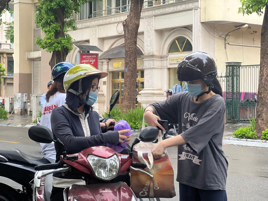 Nhiều phụ huynh tất bật đưa con đến trường từ sớm.