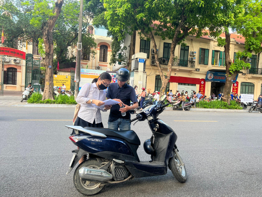 Trong những ngày diễn ra kỳ thi tốt nghiệp THPT, người luôn đồng hành, sát cánh cùng thí sinh là rất nhiều phụ huynh.