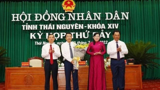 Lãnh đạo tỉnh Thái Nguyên chúc mừng tân Phó Chủ tịch UBND tỉnh Thái Nguyên Nguyễn Thanh Bình (thứ hai bên trái qua). Ảnh: VGP. Lãnh đạo tỉnh Thái Nguyên chúc mừng tân Phó Chủ tịch UBND tỉnh Thái Nguyên Nguyễn Thanh Bình (thứ hai bên trái qua). Ảnh: VGP.