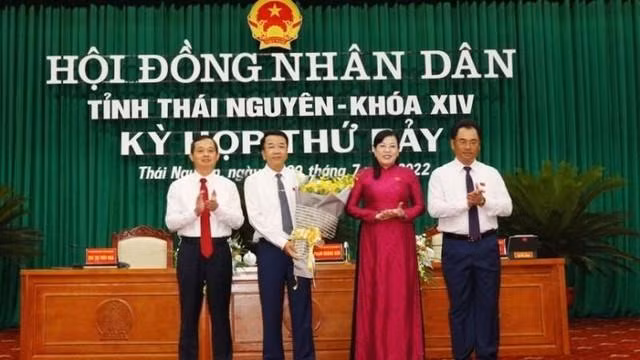 Lãnh đạo tỉnh Thái Nguyên chúc mừng tân Phó Chủ tịch UBND tỉnh Thái Nguyên Nguyễn Thanh Bình (thứ hai bên trái qua). Ảnh: VGP.