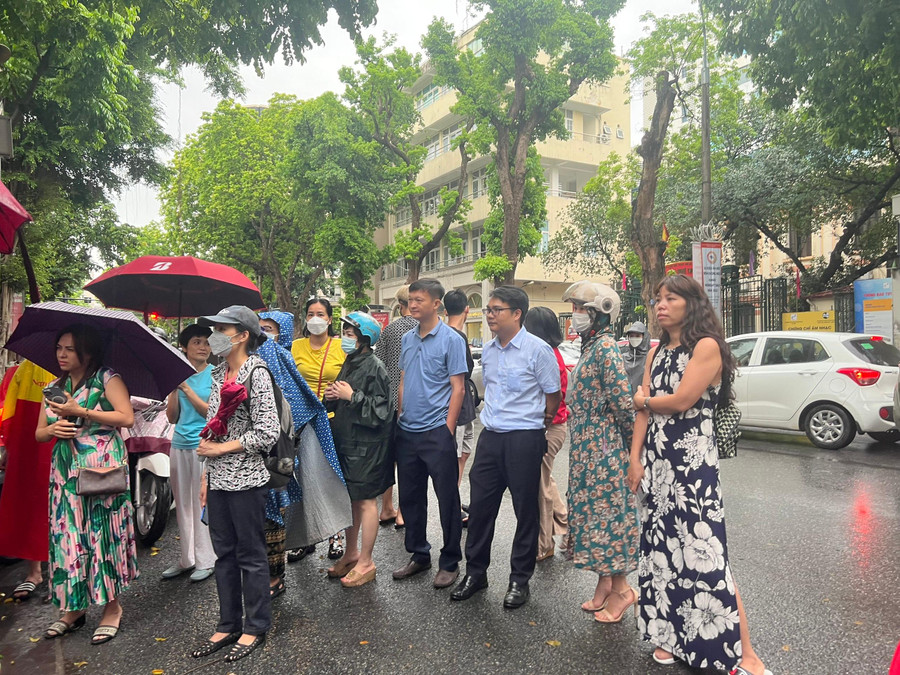 Ngóng con trong tâm trạng hồi hộp. Ngóng con trong tâm trạng hồi hộp.