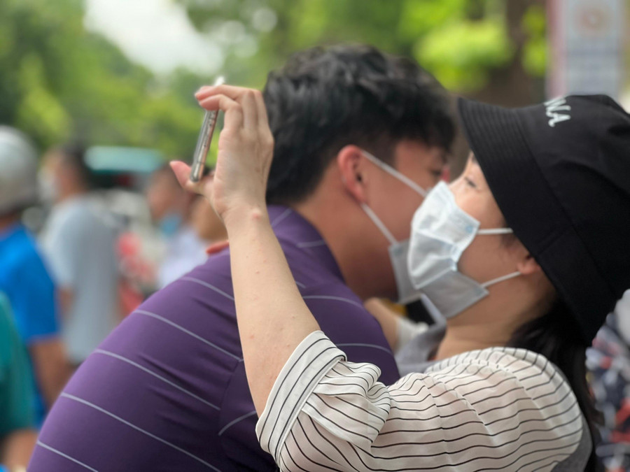 Con trai phấn khởi ôm chầm lấy mẹ khi vừa chạy ra khỏi phòng thi, khoảnh khắc ai nấy chứng kiến đều nở nụ cười hạnh phúc...