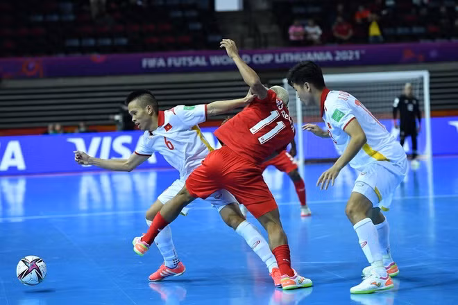 Tuyển futsal Việt Nam (áo trắng) thắng nghẹt thở 3-2 trước Panama tại World Cup 2021.
