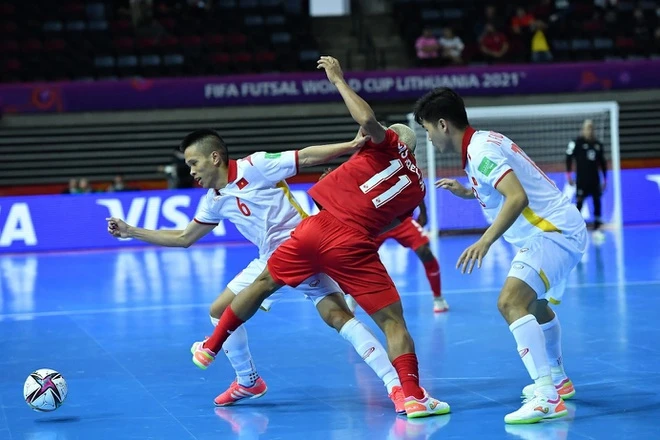 Tuyển futsal Việt Nam (áo trắng) thắng nghẹt thở 3-2 trước Panama tại World Cup 2021.
