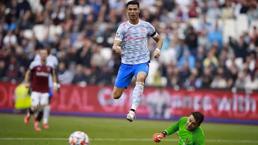 Ronaldo trong trận gặp West Ham ở vòng 5 Ngoại hạng Anh.