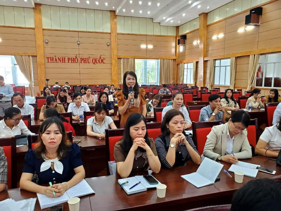 Đại biểu đến từ Trường Mầm non Dương Đông phát biểu Đại biểu đến từ Trường Mầm non Dương Đông phát biểu