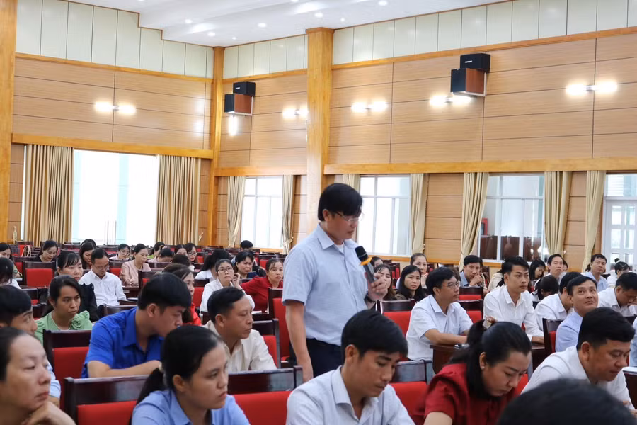 Đại biểu Trường TH -THCS Nguyễn Trung Trực phát biểu tại Hội nghị.