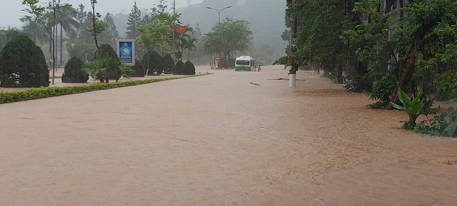 Tuyến đường Trung tâm huyện Quỳnh Nhai bị ngập sâu. Tuyến đường Trung tâm huyện Quỳnh Nhai bị ngập sâu.