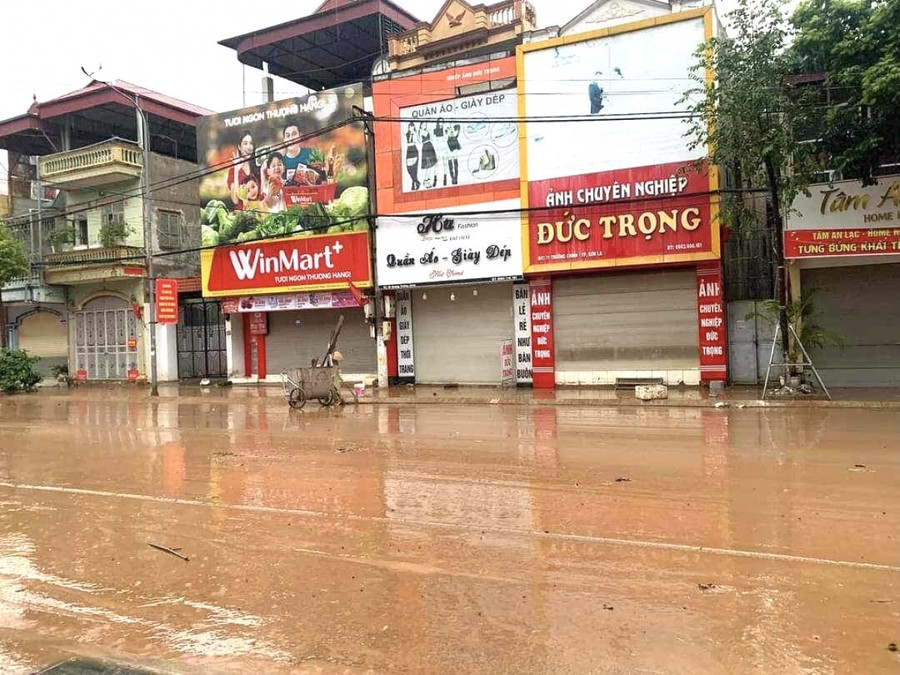 Mưa lớn kéo theo bùn đất lênh láng trên QL 6 thuộc thành phố Sơn La. Mưa lớn kéo theo bùn đất lênh láng trên QL 6 thuộc thành phố Sơn La.