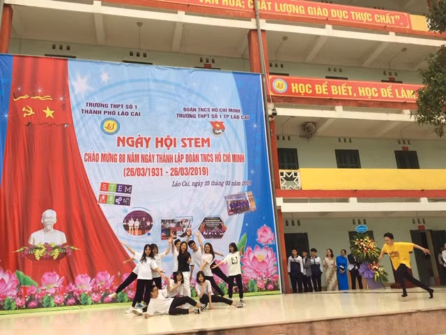 Học sinh biểu diễn văn nghệ chào mừng Ngày hội STEM.