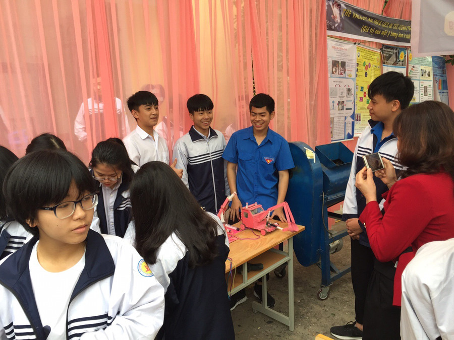 Học sinh thuyết trình sản phẩm phẩm STEM.