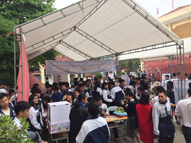 Học sinh tham gia Ngày hội STEM.