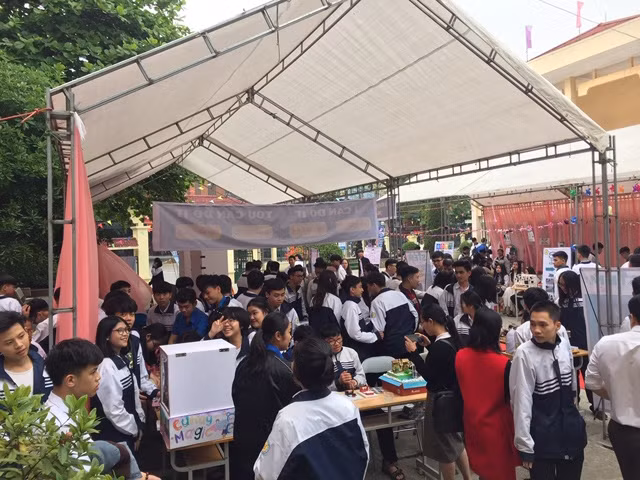 Học sinh tham gia Ngày hội STEM.