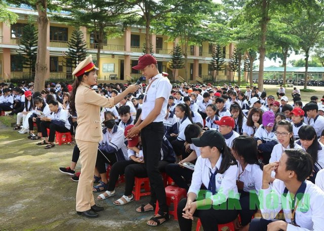 Tuyên truyền cho học sinh chấp hành đúng Luật ATGT Tuyên truyền cho học sinh chấp hành đúng Luật ATGT