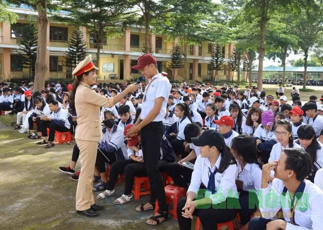 Tuyên truyền cho học sinh chấp hành đúng Luật ATGT