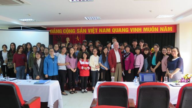 Thầy và trò Học viện Phụ nữ Việt Nam đón tiếp khách quốc tế