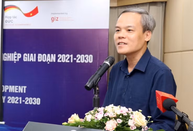TS Nguyễn Quang Việt trình bày tại một hội thảo về GDNN.
