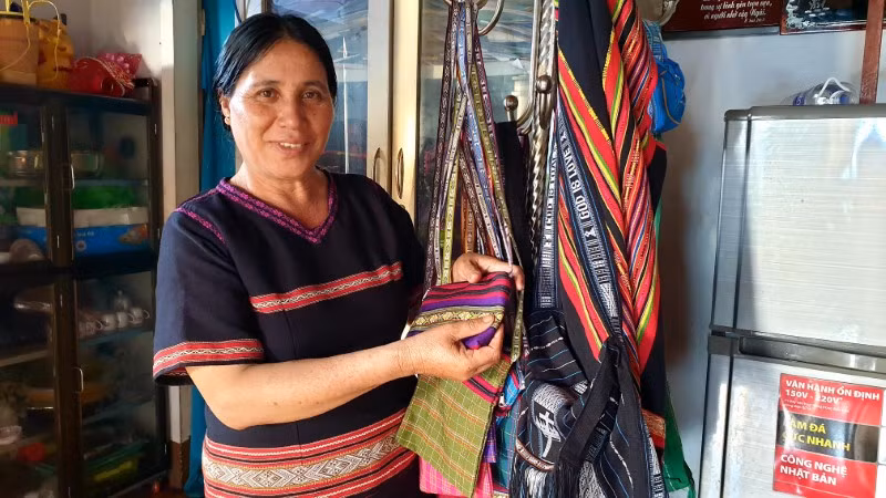 Bà Mlốp say mê với nghề dệt thổ cẩm.