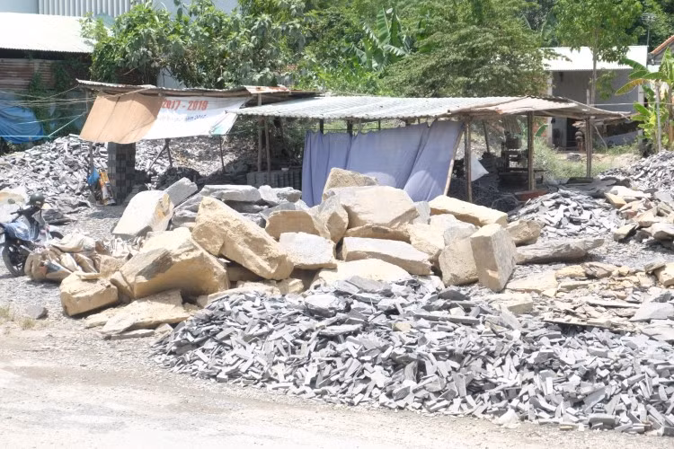 Một xưởng đá ở thôn Phú Hạ, xã Hòa Sơn, huyện Hòa Vang, TP Đà Nẵng. 