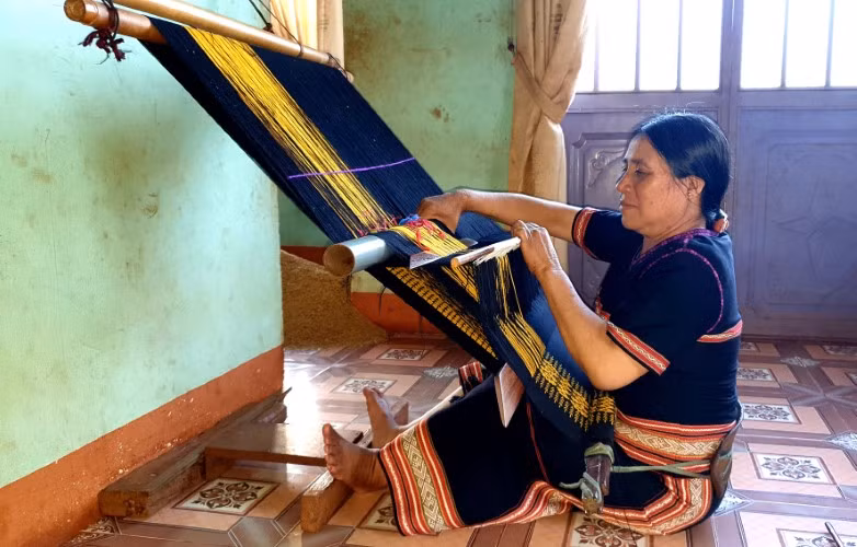 Bà Mlốp sẵn sàng truyền dạy nghề dệt thổ cẩm cho bất kì ai muốn học chứ không giữ riêng cho gia đình.