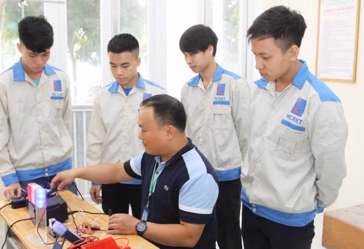 Hướng dẫn kỹ năng cho học viên học nghề.