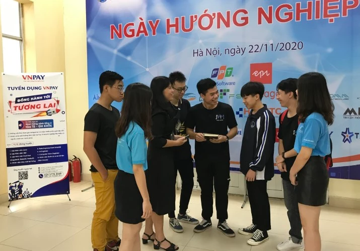 Chuyên gia tư vấn cho sinh viên trong Ngày hướng nghiệp tại Trường ĐH Khoa học Tự nhiên – ĐHQG Hà Nội. Ảnh: TG