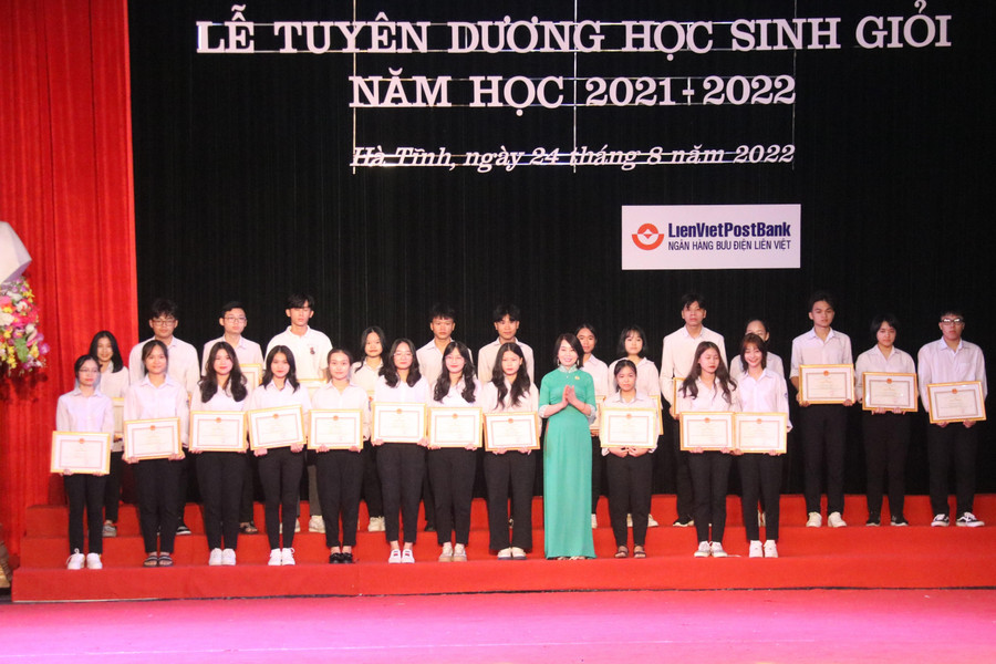 Phó Giám đốc Sở GD&amp;ĐT Nguyễn Thị Nhung Quyên trao Giấy khen của Sở GD&amp;ĐT cho các em học sinh đạt giải tại Kỳ thi chọn học sinh giỏi tỉnh lớp 12.