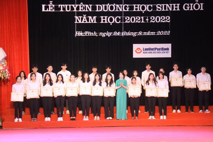 Phó Giám đốc Sở GD&amp;ĐT Nguyễn Thị Nhung Quyên trao Giấy khen của Sở GD&amp;ĐT cho các em học sinh đạt giải tại Kỳ thi chọn học sinh giỏi tỉnh lớp 12.