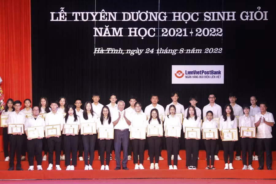 Chủ tịch Ủy ban MTTQ tỉnh Trần Nhật Tân và Chủ tịch Hội Khuyến học tỉnh Đoàn Đình Anh trao Bằng khen của UBND tỉnh cho các em học sinh đạt giải tại Kỳ thi học sinh giỏi quốc gia.