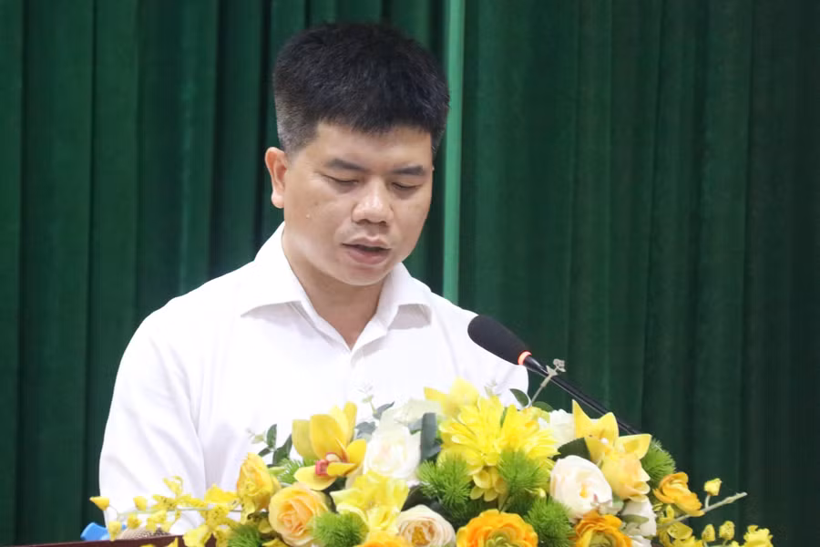 Ông Nguyễn Hồng Cường - Phó Giám đốc Sở GD&amp;ĐT báo cáo tổng kết năm học 2021-2022.
