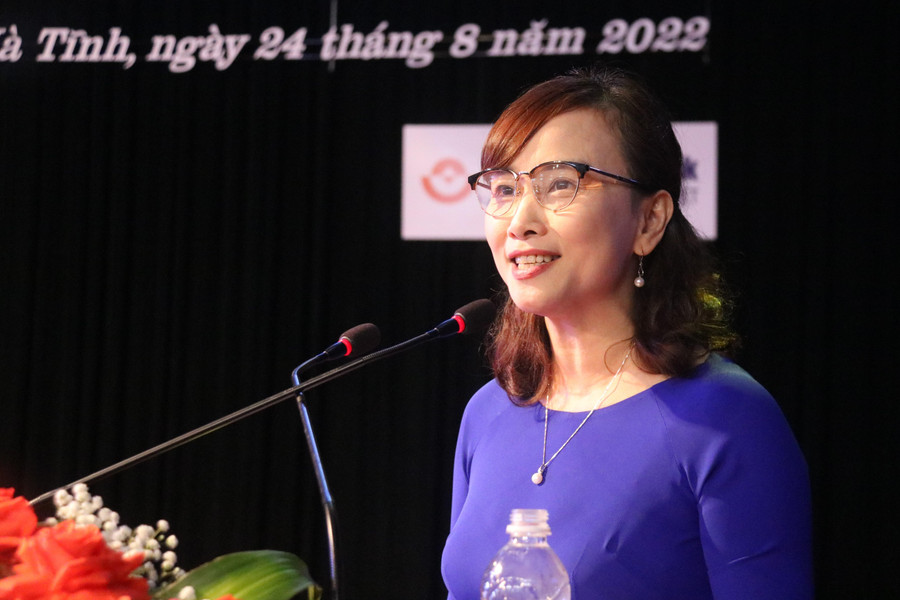 Bà Đặng Thị Quỳnh Diệp - Giám đốc Sở Giáo dục và Đào tạo Hà Tĩnh phát biểu chúc mừng các em học sinh giỏi năm học 2021-2022.