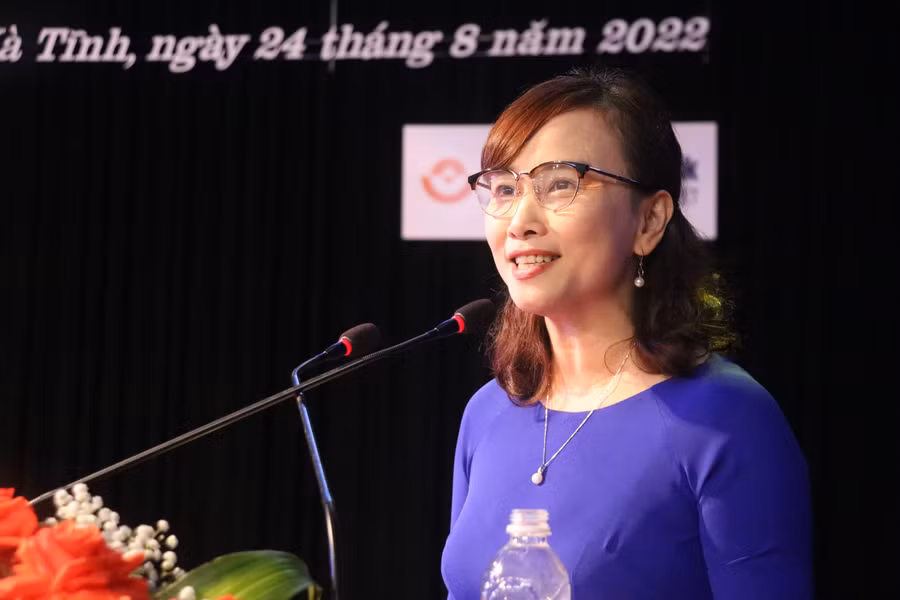 Bà Đặng Thị Quỳnh Diệp - Giám đốc Sở Giáo dục và Đào tạo Hà Tĩnh phát biểu chúc mừng các em học sinh giỏi năm học 2021-2022.