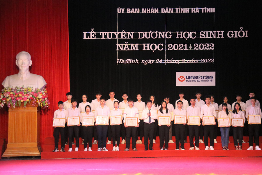 Phó Giám đốc Sở GD&amp;ĐT Nguyễn Hồng Cường trao Giấy khen của Sở GD&amp;ĐT cho các em học sinh đạt giải tại Kỳ thi chọn học sinh giỏi tỉnh lớp 12.