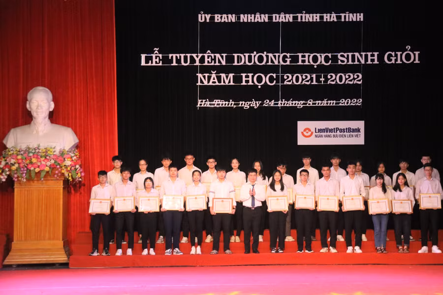 Phó Giám đốc Sở GD&amp;ĐT Nguyễn Hồng Cường trao Giấy khen của Sở GD&amp;ĐT cho các em học sinh đạt giải tại Kỳ thi chọn học sinh giỏi tỉnh lớp 12.