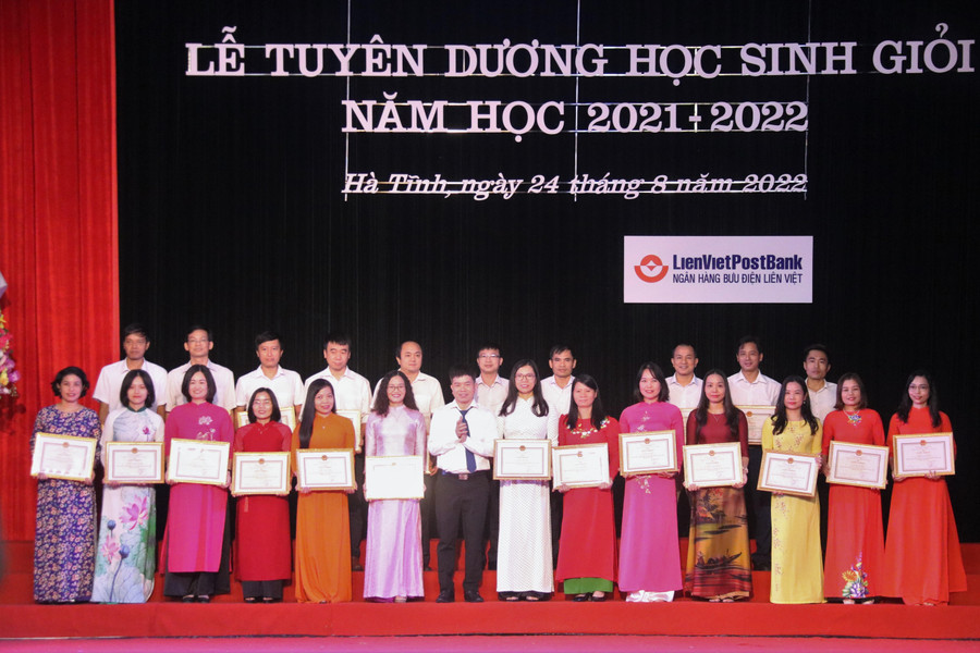 Phó Giám đốc Sở GD&amp;ĐT Nguyễn Hồng Cường trao Giấy khen của Sở GD&amp;ĐT cho các giáo viên có thành tích trong công tác bồi dưỡng học sinh giỏi quốc gia.